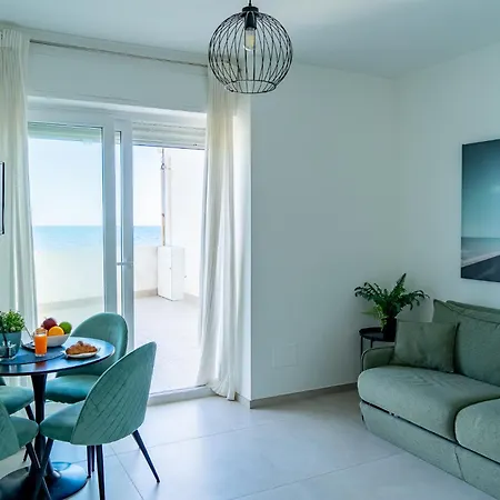 Mediterranea - Seaview, Pool & Garden Apartament