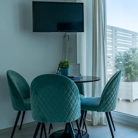 Mediterranea - Seaview, Pool & Garden Apartment Bari