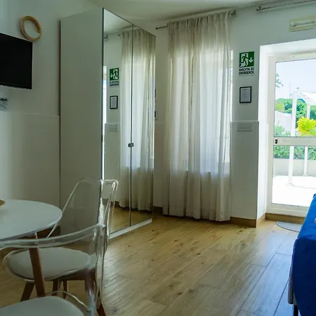 Mediterranea - Seaview, Pool & Garden Apartment