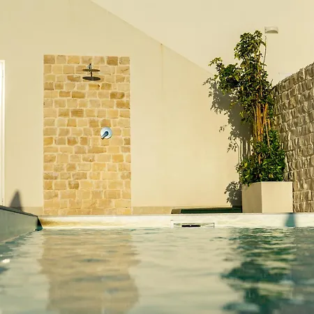 Mediterranea - Seaview, Pool & Garden Apartment Bari