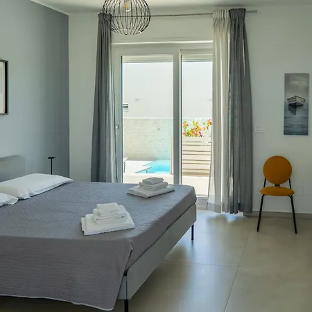 Mediterranea - Seaview, Pool & Garden Apartment