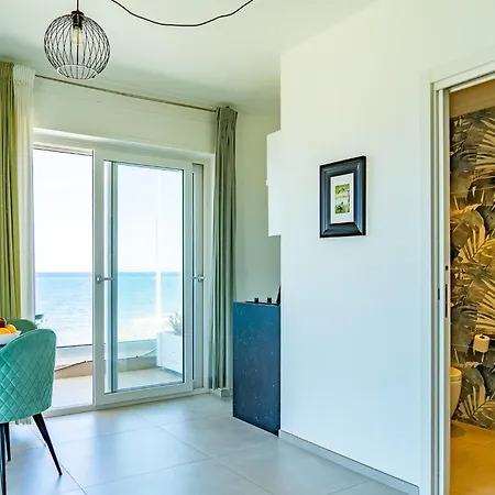 Mediterranea - Seaview, Pool & Garden Apartament Bari