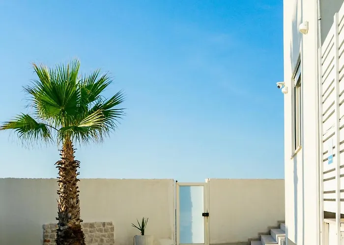 Mediterranea - Seaview, Pool & Garden Apartament *