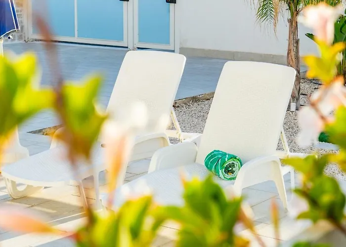 Mediterranea - Seaview, Pool & Garden Apartament Bari