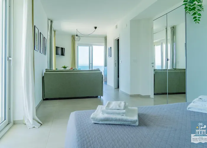 Mediterranea - Seaview, Pool & Garden Apartament Bari