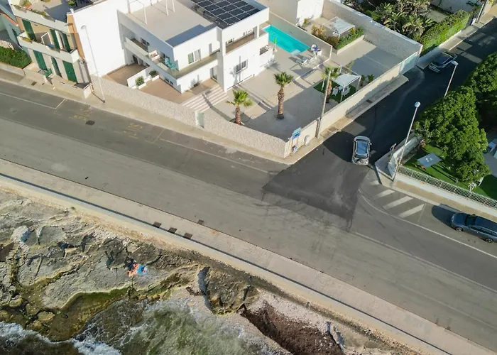 Mediterranea - Seaview, Pool & Garden Apartament